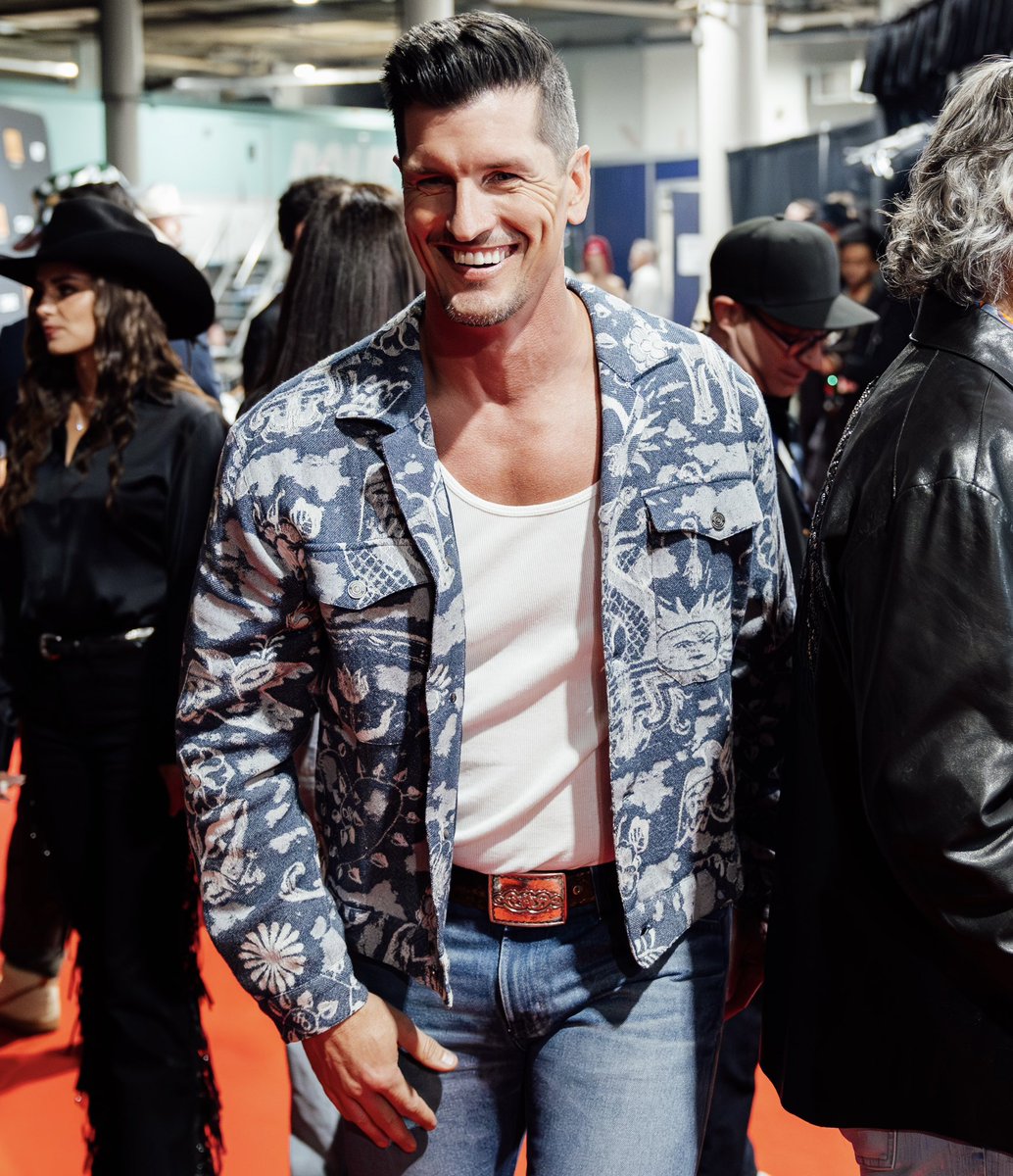 HIGHVALLEY's tweet photo. Walking the @CCMAofficial red carpet with @thestrumbellas 🤠 https://t.co/gihBxpTLq0