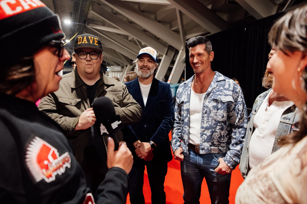 HIGHVALLEY's tweet photo. Walking the @CCMAofficial red carpet with @thestrumbellas 🤠 https://t.co/gihBxpTLq0