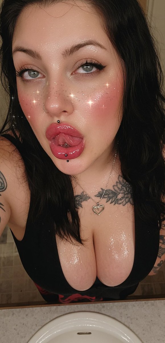 VeeRazeThroats's tweet photo. Mmmmm 😘 #lips #altgirl https://t.co/2MsRsr7dBO