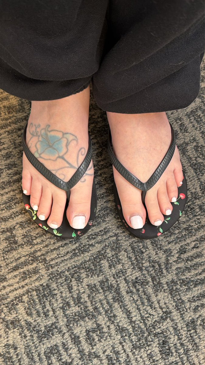 sexytoeNsole's tweet photo. Anyone wanna pay for me to get a new pedi.. CA: $SpoilMeDom https://t.co/owAxMvjZYE