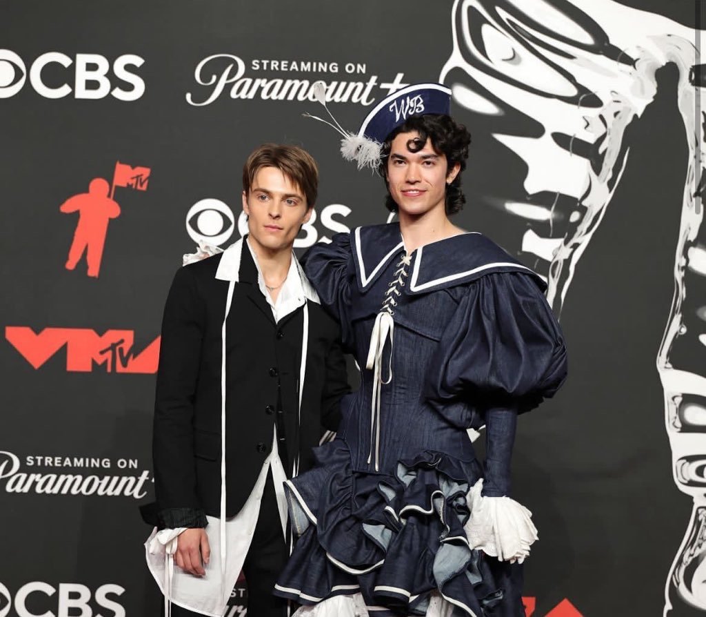foundheaveen's tweet photo. Vma's are vast approaching but it will never feel like this again 💔 https://t.co/B3yyXS1v1c