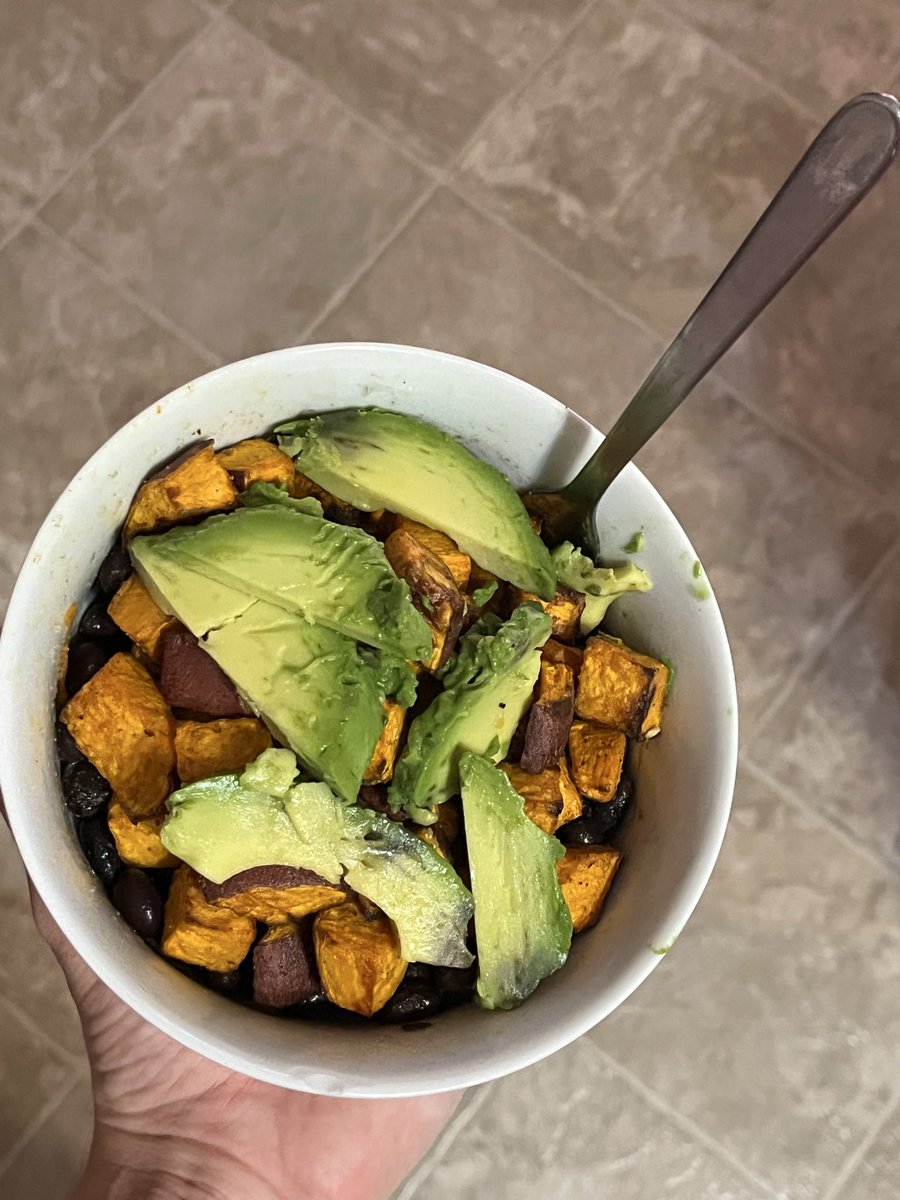 decayingsunlite's tweet photo. Taco black beans with air fried sweet potato and avo 😋 378cal https://t.co/9s7H2AeK2X