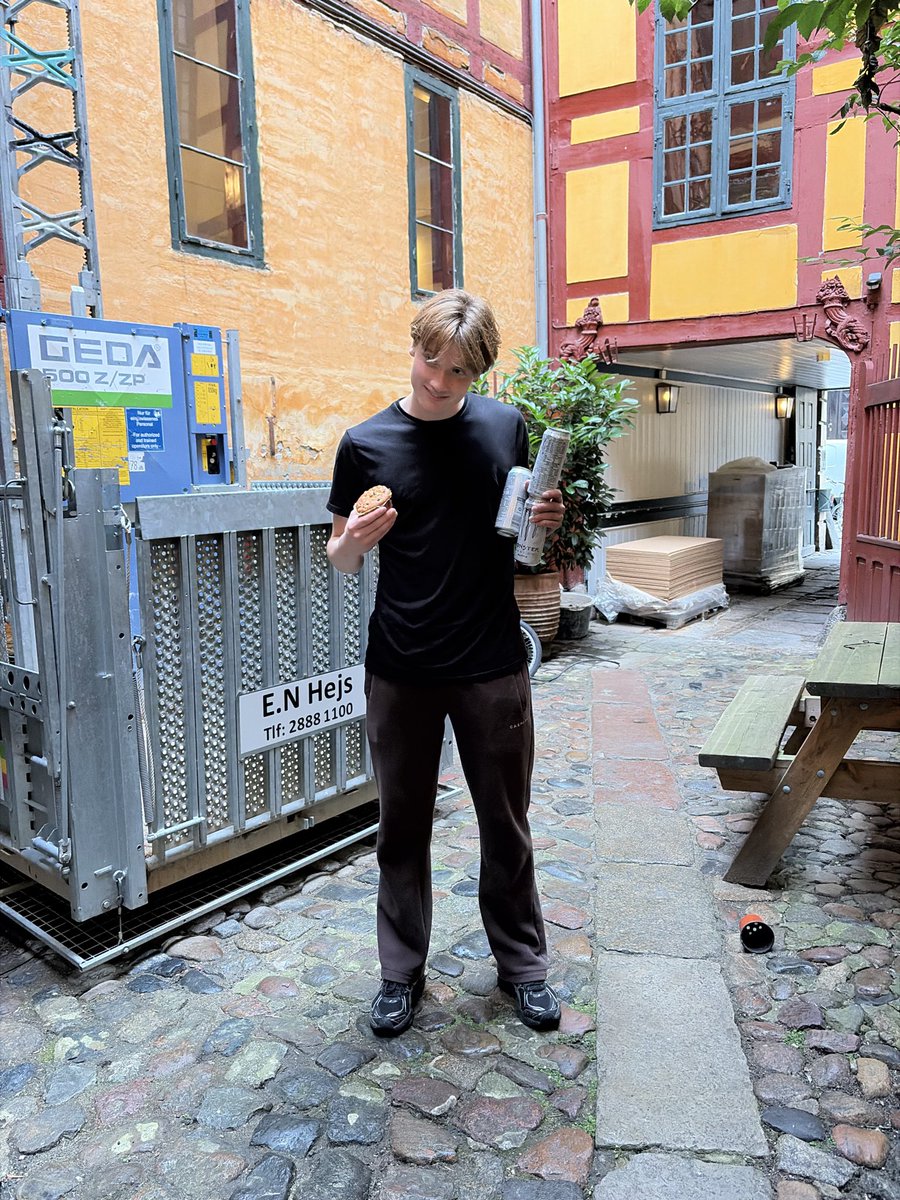 Gustav_Hugod's tweet photo. Moving day.

The only time you realise how much shit you have.

Back to building soon! https://t.co/VjKHJ69zKd