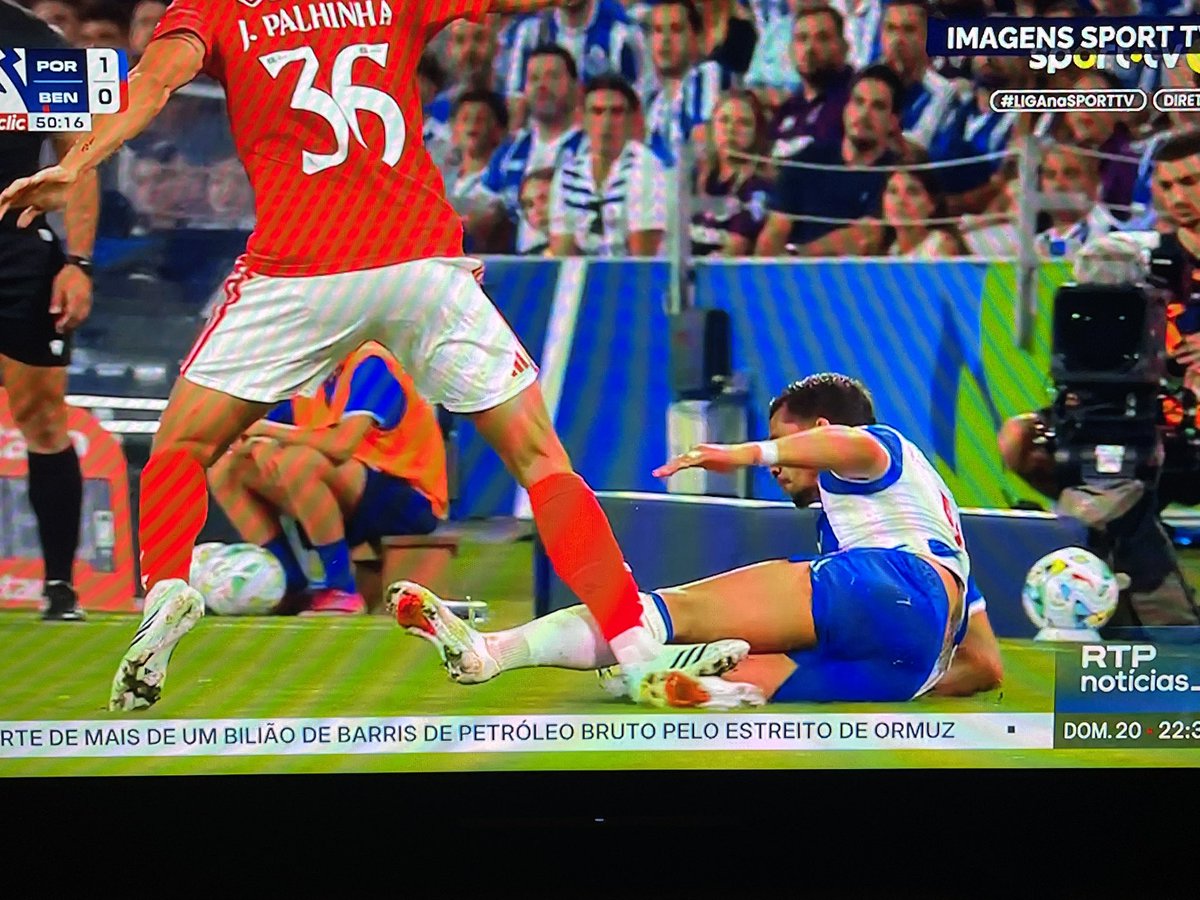 barracadojulio's tweet photo. Querem o lance de “vermelho” por assinalar - peguem : https://t.co/WgX45Az1N7
