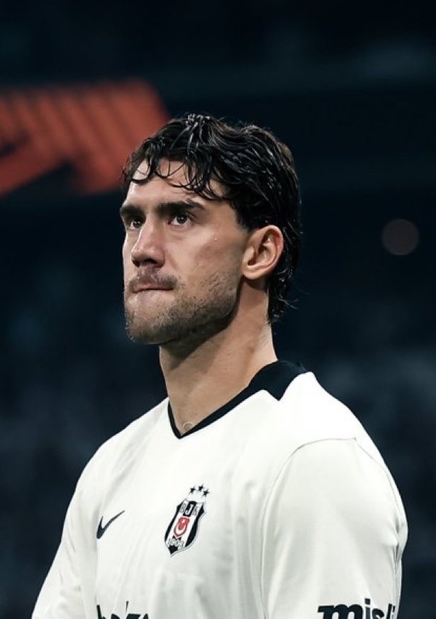 mkkya1903's tweet photo. Maçı kaybettik diye pek değinemedik ama Dusan Vlahovic’e ayrı bir parantez açmak gerekiyor. Skor ne olursa olsun yine golünü attı, sahada basmadık yer bırakmadı.Genel olarak iyidi 🦅 https://t.co/ix5KHn1ysn