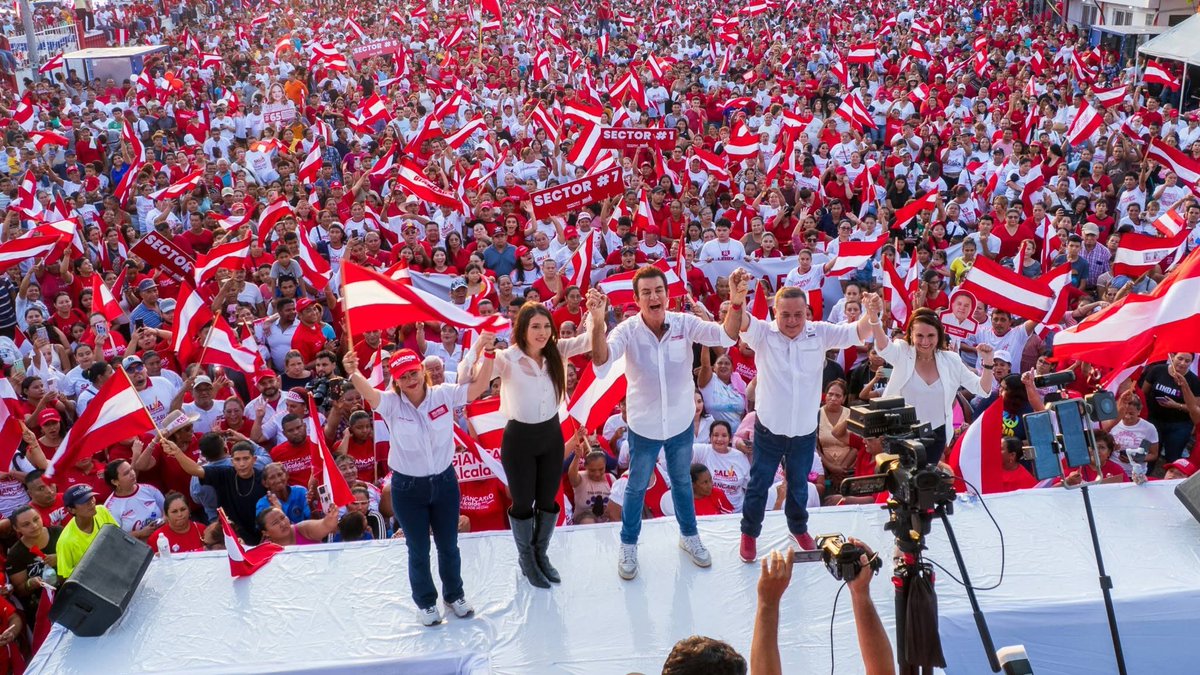 Lorenhn_'s tweet photo. El último presidente liberal que tuvo Honduras, y el que ganó en 2025. Miren bien las dos fotos es el mismo pueblo, desbordado, con treinta años de diferencia.

A uno lo sacaron en pijama a punta de fusiles y al otro lo sacaron por menos de un punto, y nueve meses después le pasaron una multa de L146 millones.

Al liberalismo DE VERDAD nunca lo han vencido en las urnas, lo sacan de madrugada o lo sacan bajo la mesa.

Pero esa marea no la apaga ningún expediente arreglado porque la esperanza sigue siendo:

ROJO-BLANCO-ROJO 🇦🇹