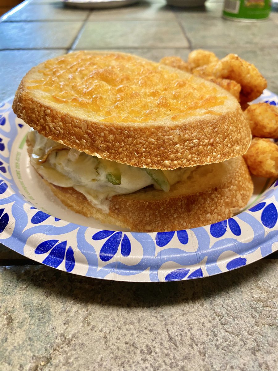 Roman_OT_Empire's tweet photo. Made some delightful patty melts, with sautéed onions, jalapeños, and pepper Jack cheese. #pattymelt #burger https://t.co/oz7W0OiaLZ