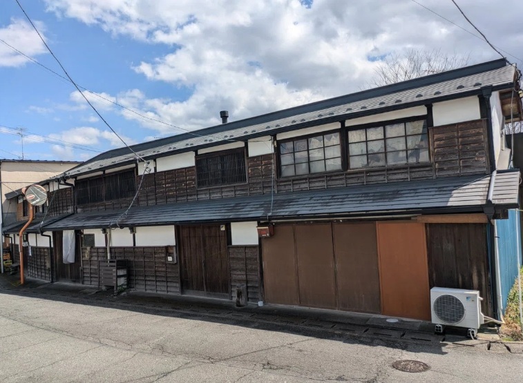 railroad8888's tweet photo. お題感謝💓＃筆文字ツイオフ
「好きな建築」…美しい建物はたくさんあれど、最後は和文化💗
目にした瞬間、心が浮き立ち、同時に落ち着くのです。
画像は埼玉県小川町の玉成舎、田中家長屋。
今年3月。
玉成舎に新店舗を構える方と、偶然お話しました。
改装現場も拝見。人好きな気さくな方でした😊 https://t.co/WzZ5SbUIhd