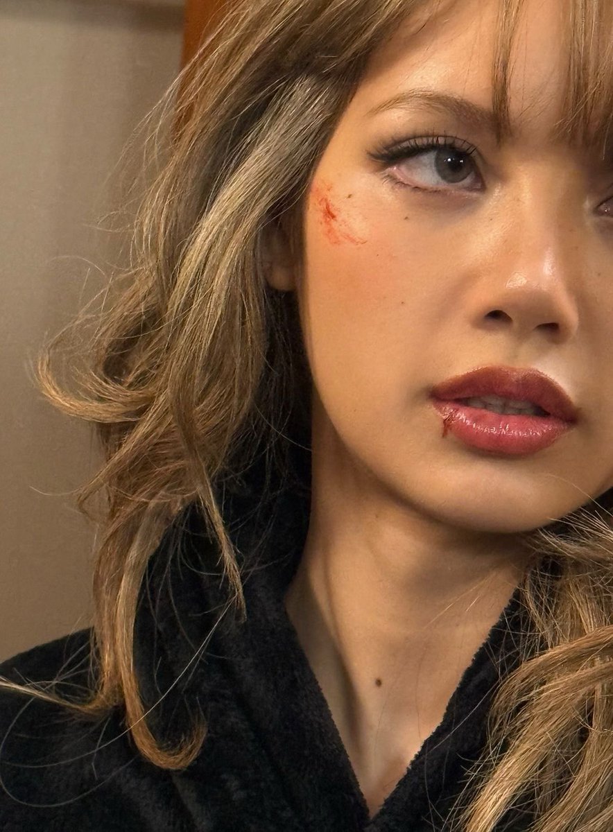 Shutupppluv's tweet photo. This pic of lisa does things to me https://t.co/pcraLArSeC