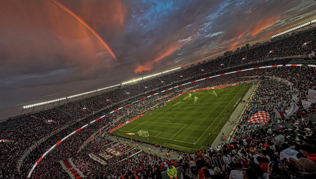 LeaVaquila's tweet photo. 🏟️  MONUMENTAL  🐔 https://t.co/kUZmllabwZ