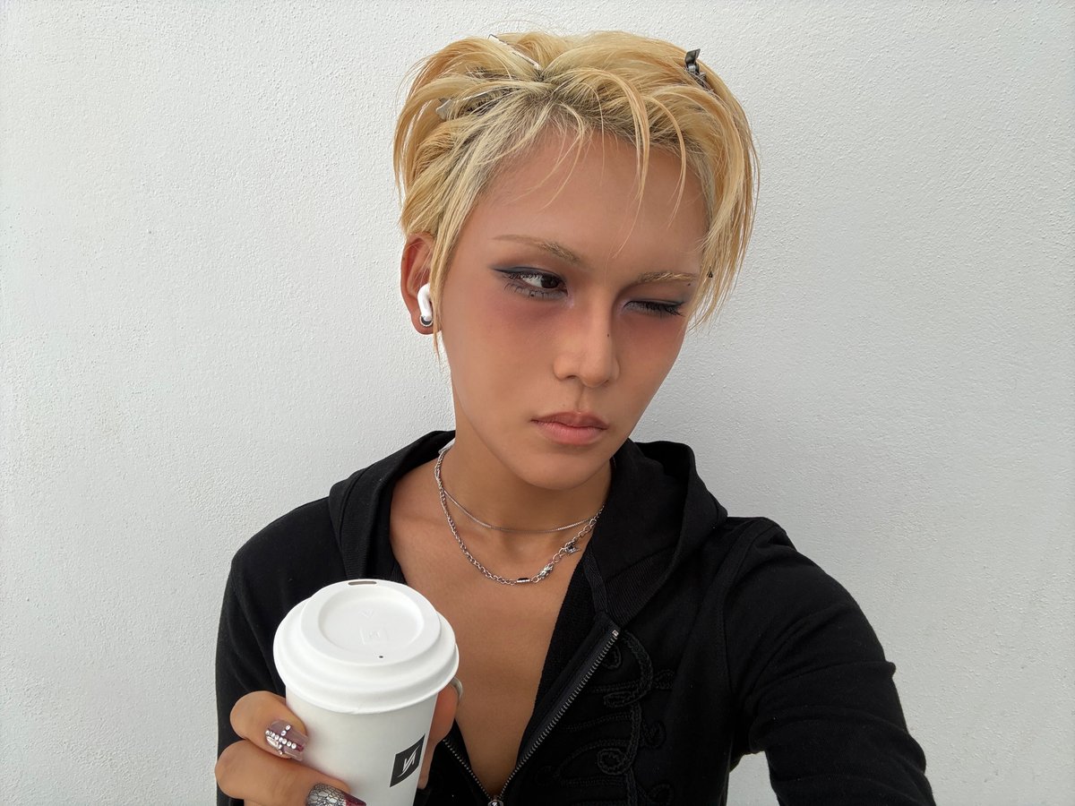 XLOVBRASIL's tweet photo. 📸
Atualização de #HYUN no B.stage!

“???: Uma Hyun-ie refinada que sabe apreciar uma xícara de café”

#XLOV @XLOV_official https://t.co/eznIaqIqDu
