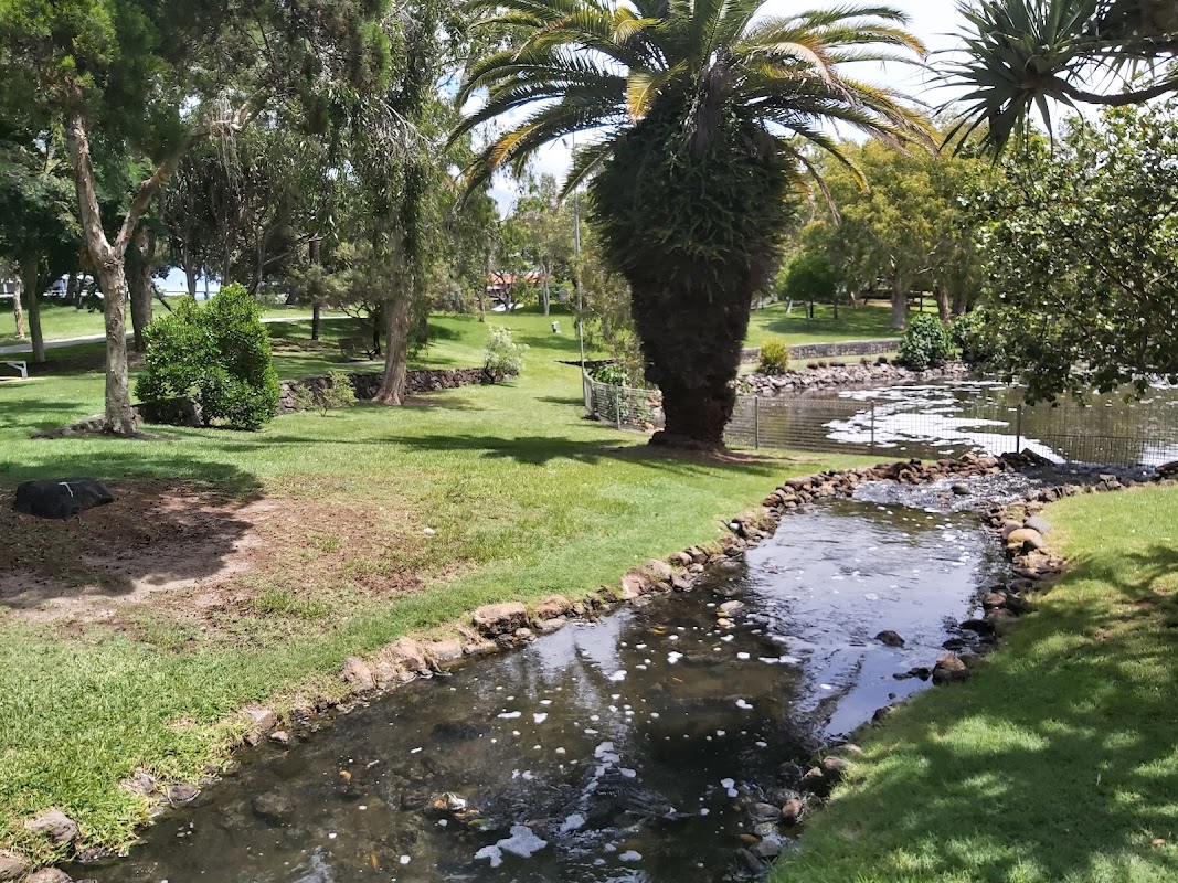 AskMuddie's tweet photo. Mornings on the Gold Coast are made for picnics at Macintosh Island Park! Get there before 8am to snag a prime spot by the lake, and grab a brekkie pie from the bakery down the road - their sausage rolls are our favourite #MondayMotivation 🌞

https://t.co/IuGcJefysm https://t.co/tWzhmO0RTn