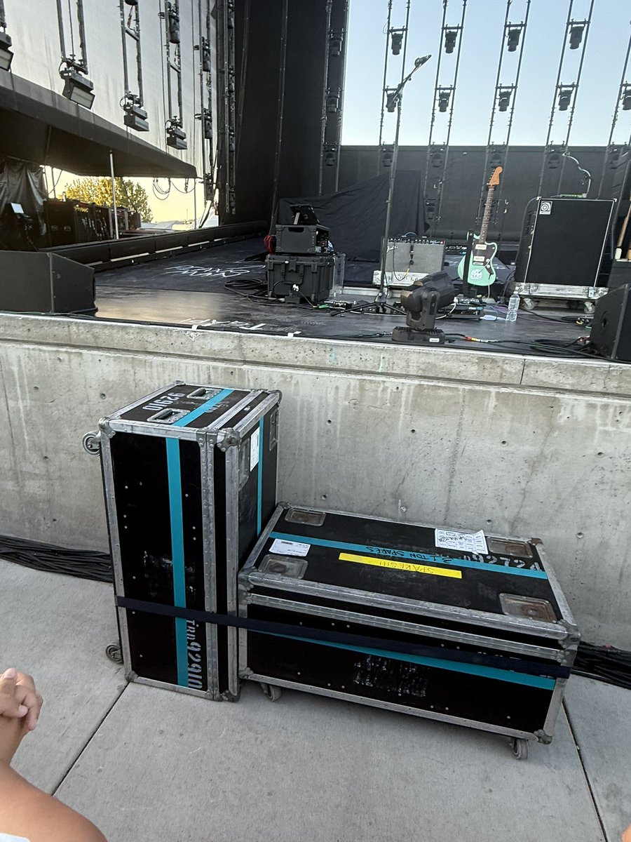 nicoldrecliners's tweet photo. hi guys i think we’ve forgotten since he did it twice in a row but in front of the boxes does not mean you’re getting love i youd…. i was in front of the boxes opening night and obviously i did not get love i youd he went right past me https://t.co/ZTUEwwJEGs