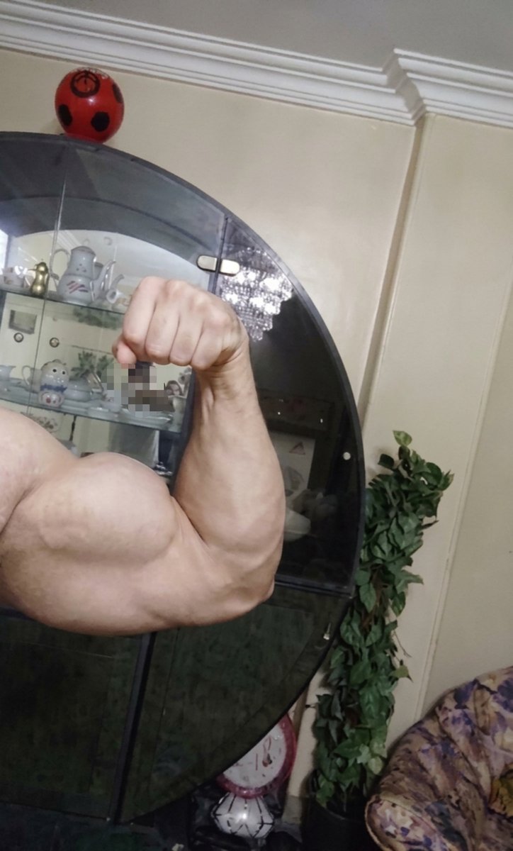 22rachids's tweet photo. My arm looks like I'm on steroids after working out😭😭😭😭 https://t.co/2H8jwsnehm