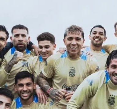 biebrntionx's tweet photo. la mano de juli en el hombro de enzo 🤏🏻 https://t.co/CWbH0o0x0o