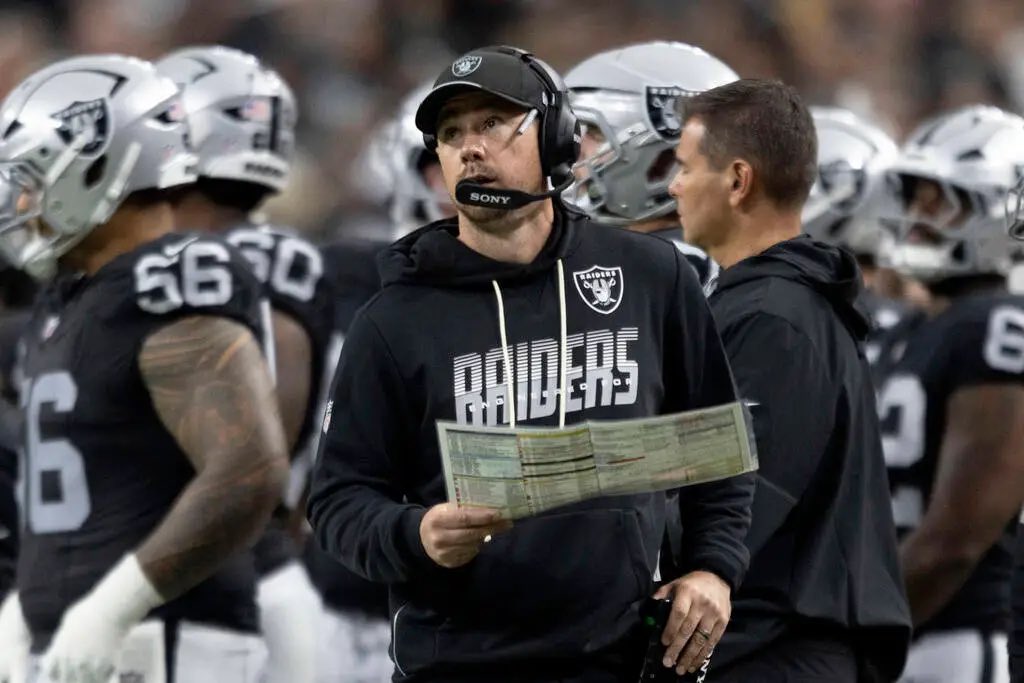 ItsYeyo95's tweet photo. One thing we cannot let go unnoticed (besides Rob Leonard being a maniac?), Klint Kubiak is running a smooth offense without Brock Bowers, any WRs, and a washed up Kirk Cousins. https://t.co/4x9iHnK6n4