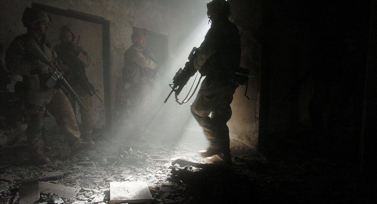 NoContextHumans's tweet photo. The Call of Duty 4 main menu was actually inspired by a genuine photograph taken of a Marine in Fallujah, 2004 https://t.co/iHfo7CHp92