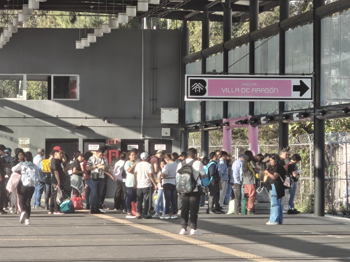 YectliRincon's tweet photo. @MetrobusCDMX que pasa en el rosario? hay mucha gente y no sale ni un autobús https://t.co/lUosekFHk1