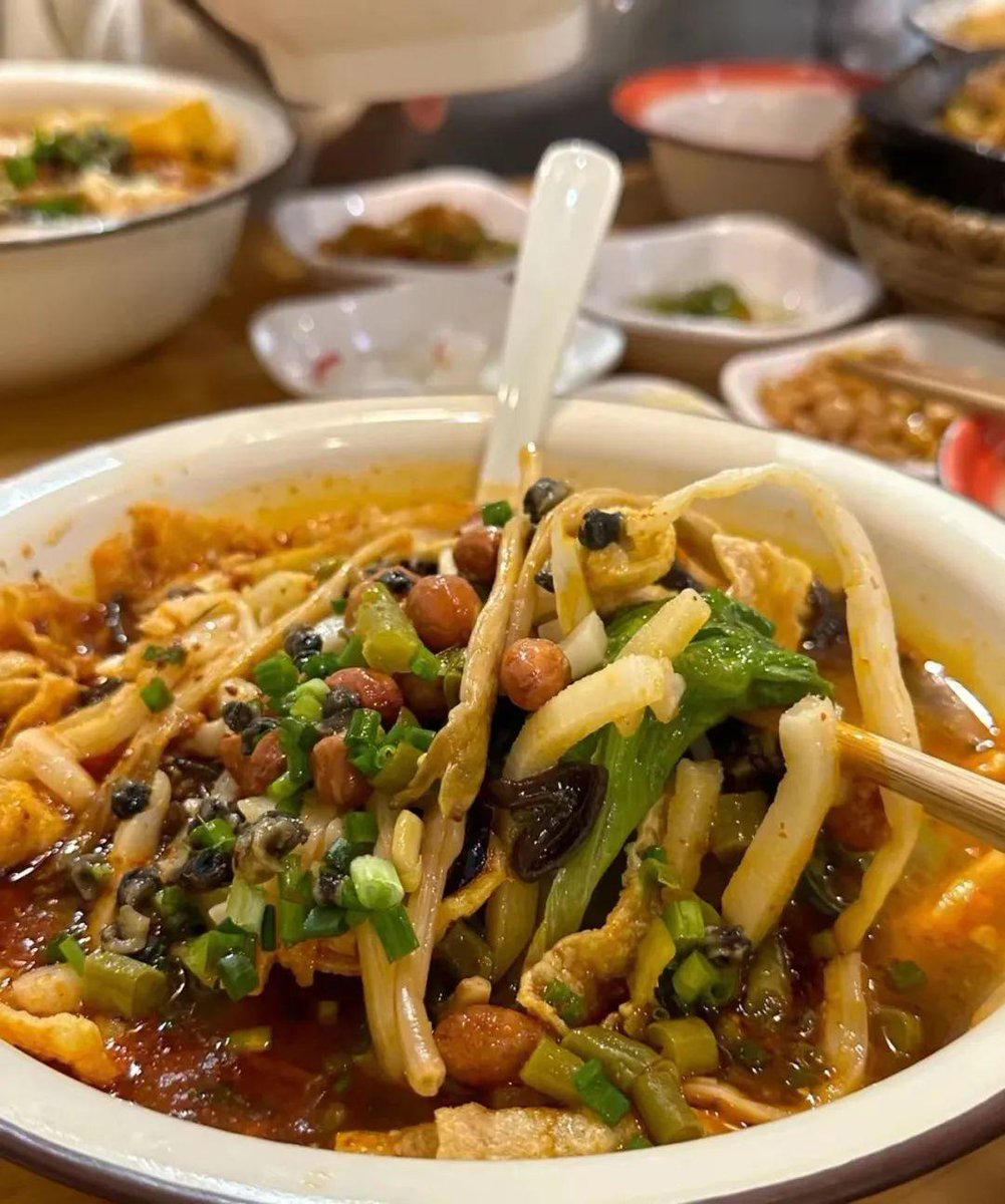 TashaStefacw's tweet photo. Just discovered the most cozy hole-in-the-wall ramen spot in downtown! Rich tonkotsu broth, springy noodles, and perfectly marinated eggs = food heaven  Worth every minute of the line! https://t.co/8UNNRxp8l6
