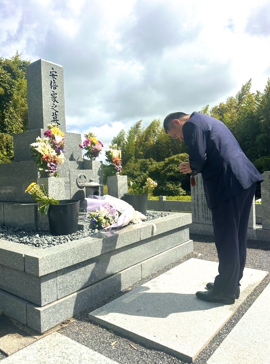 eikeisuzuki's tweet photo. 副大臣に就任させていただいたことを、山口県長門市にある安倍晋三元総理の墓前にてご報告させていただきました。
この日は、翌日に安倍元総理のお誕生日（ご存命でしたら７２歳）を控えるタイミングでもありました。改めて天国で見守って下さっている安倍元総理に顔向けできないようなことにならぬよう、全身全霊職務に邁進する決意をさせていただいたところです。

写真では、雲が多く見えるのですが、実際、墓参した際は、「スーパー晴れ男」の安倍元総理の真骨頂とも言えるような天気で、直前にサッと降った雨の後、ぐんぐんと晴れて、空気がキラキラと輝くような感覚の状態でした。

お昼に名物「瓦そば」を食べた後、先輩である高村正大衆議院議員の選挙区の防府市と宇部市にて、山口県連主催の研修会で講師をつとめさせていただきました。シルバーウィークの最中にもかかわらず、多くの方にお集まりいただき、心から感謝申し上げます。