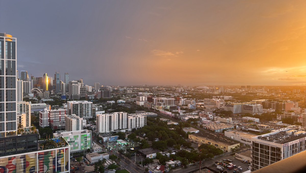 Kyleketchmark's tweet photo. Miami golden hour https://t.co/hr4LqtYMKn