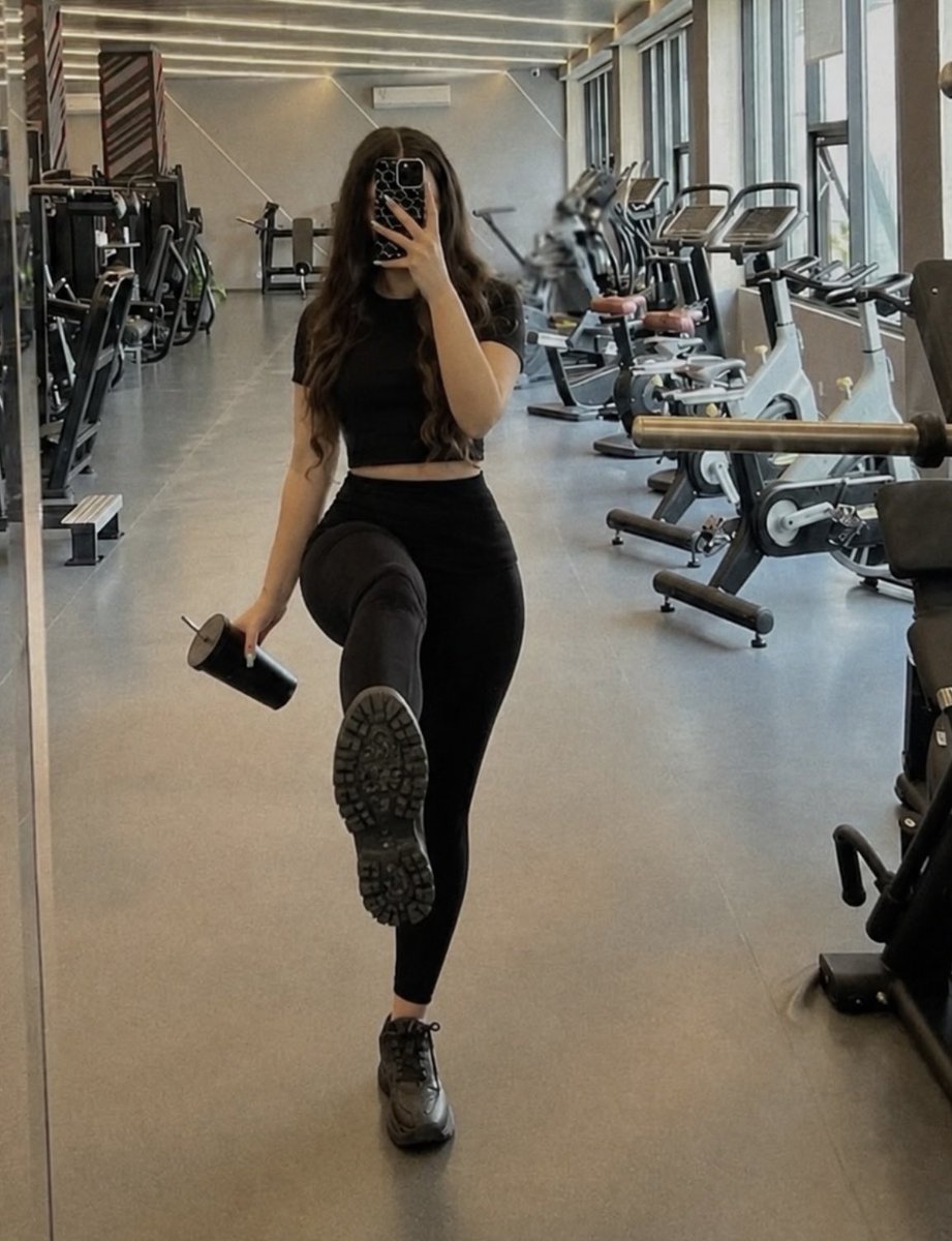 urqueenakansha's tweet photo. Hello losers, during my gym workout, which dog wants to clean the soles of my boots😂 https://t.co/4ZGZz3Lptv