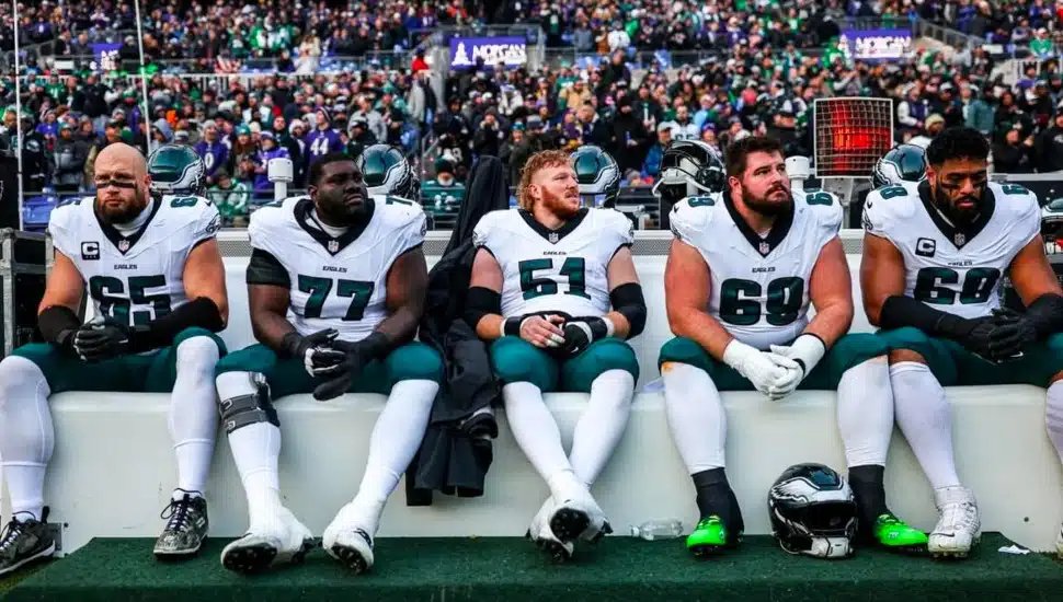 EaglesStrictly's tweet photo. Our offensive line used to move mountains.
I miss this. https://t.co/sI5CFtP50i