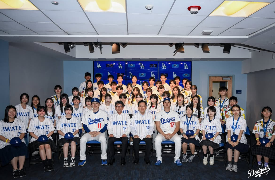 30R9gmaMUy3guDJ's tweet photo. 大谷翔平＆佐々木朗希が岩手の高校生ら50人と記念写真📸！

岩手県では県政１５０周年、東日本大震災から15年の節目となる今年度、「次世代人材育成プログラム」として、県内の高校生ら50人を米国西海岸に派遣。その活動の一環として本日のドジャース戦を観戦
(via:Dodgers/ IG) https://t.co/yzfOUys0yf