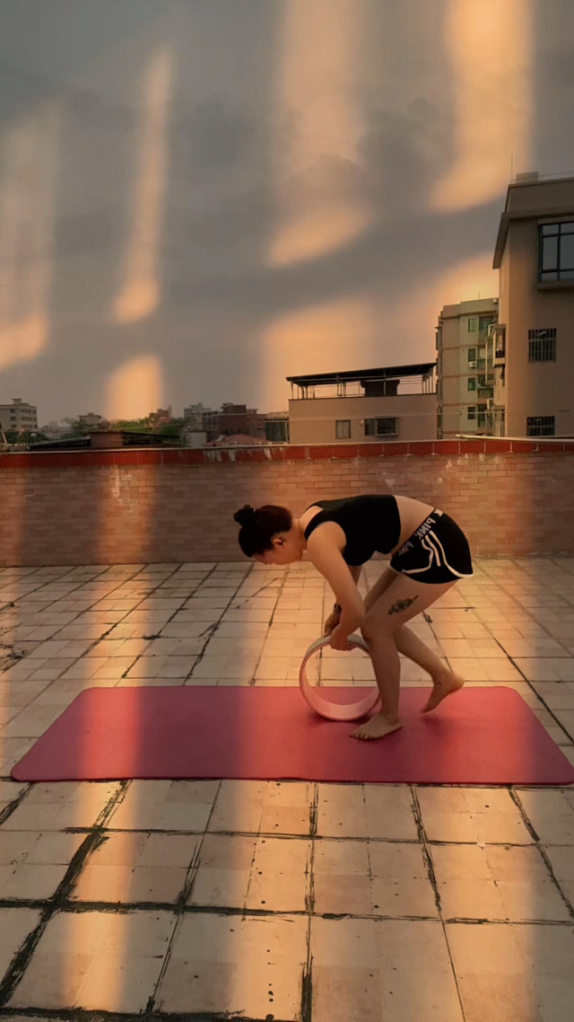 leezg31's tweet photo. Tried the new sunrise yoga flow on our rooftop today—felt so alive, like every breath I took lit up the whole morning. Worth skipping my extra coffee for!， https://t.co/RChoetPVWb