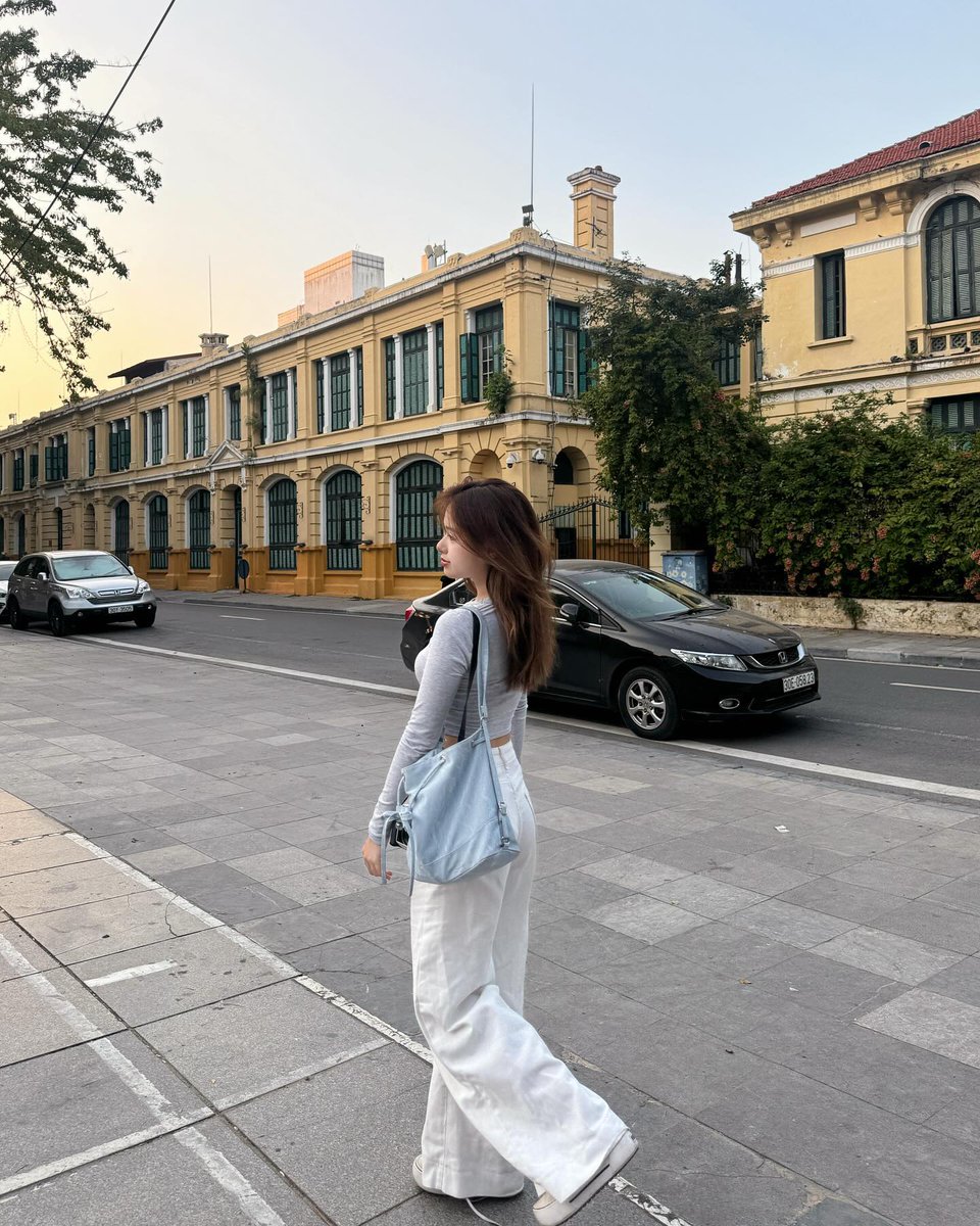BeatrisReis's tweet photo. Hello, lovely soul 💫 Always keep in mind that the world is a better place with you in it—go shine today! 🦋
akkUS https://t.co/Mi2j5bkxQ8