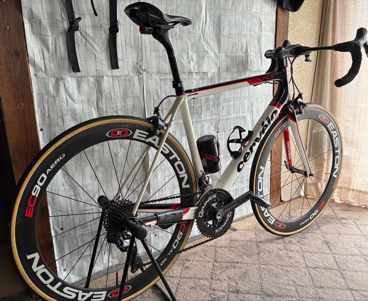 oktasord's tweet photo. 久々にロードバイク出してみた。

クッソ古いチャリだけど、この状態で今どきバイクと混じって、吊るしで売ってても、
これ選ぶと思います。（勿論、値段にもよりますが）

感性は人それぞれ…なので、暫く新車買うことはないかな。 https://t.co/b7iefvTyZZ
