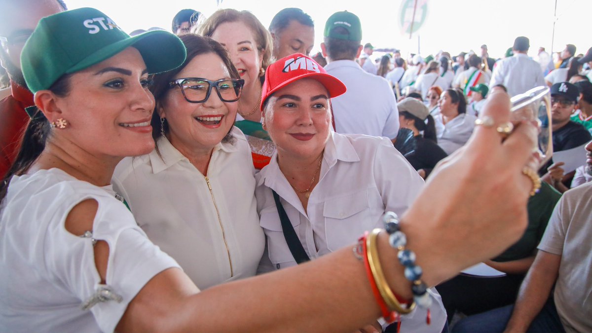 imeldacastromx's tweet photo. Junto al pueblo de #Sinaloa, recibimos con orgullo y esperanza a nuestra presidenta @Claudiashein. ❤️🇲🇽

Compartió buenas noticias y resultados que reflejan el compromiso de su gobierno con nuestro estado.

Sinaloa cuenta con su presidenta y nuestra presidenta cuenta con Sinaloa. https://t.co/KgonCqZsel