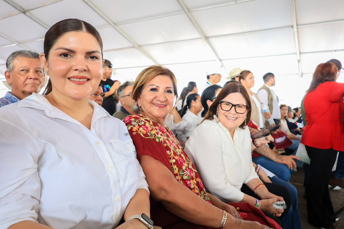 imeldacastromx's tweet photo. Junto al pueblo de #Sinaloa, recibimos con orgullo y esperanza a nuestra presidenta @Claudiashein. ❤️🇲🇽

Compartió buenas noticias y resultados que reflejan el compromiso de su gobierno con nuestro estado.

Sinaloa cuenta con su presidenta y nuestra presidenta cuenta con Sinaloa. https://t.co/KgonCqZsel