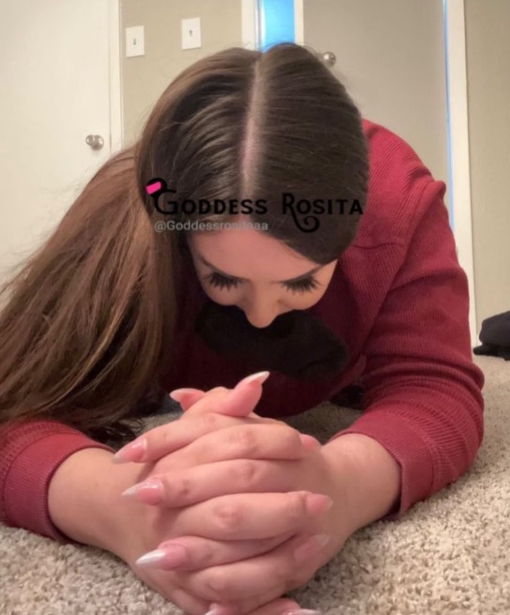 Goddessrositaaa's tweet photo. submissive women just love to compete over who can suck my sweaty used gym socks the longest 😂😂😂 https://t.co/7TSTGF9kyb
