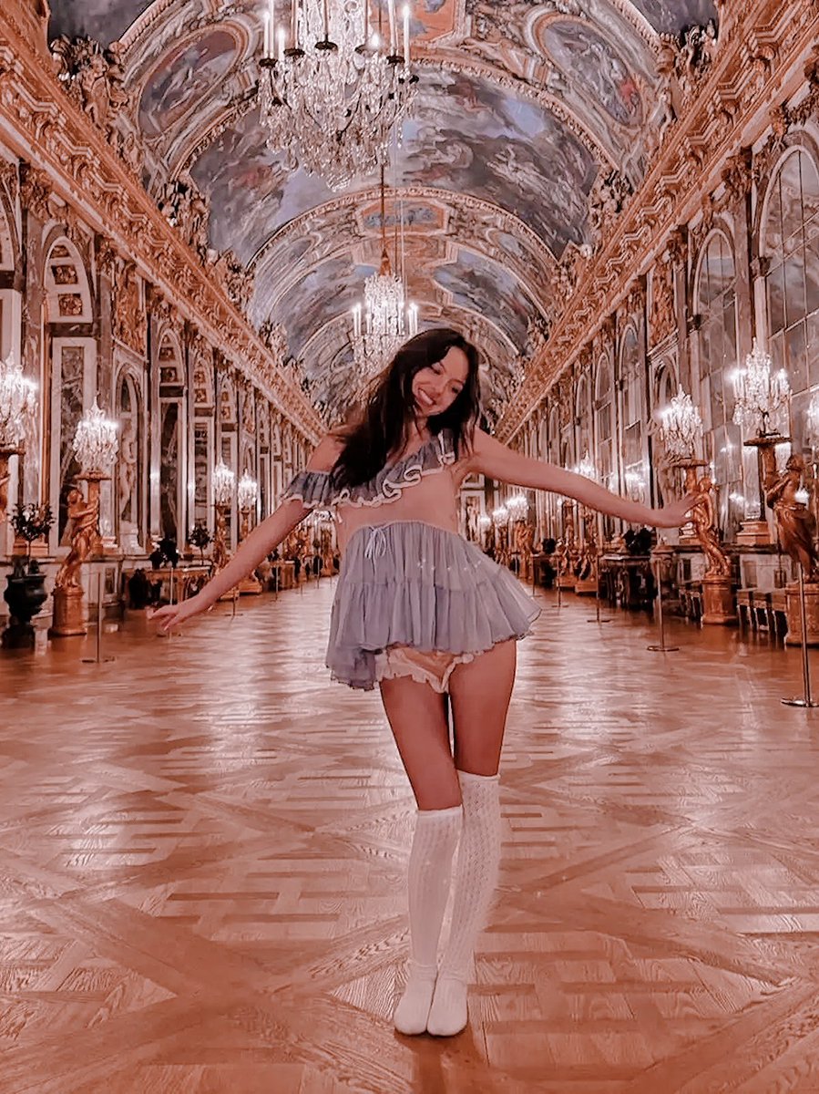 SADISTSINGER's tweet photo. you’re looking like an angel on the walls of versailles. https://t.co/crovbi6ijU