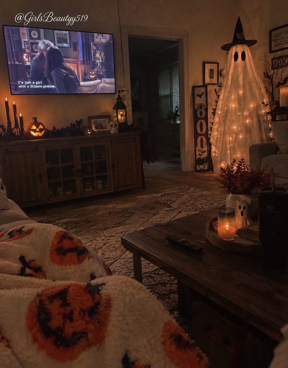 GirlsBeautyy519's tweet photo. PSA: just go ahead &amp; put that Christmas tree up now &amp; turn it into a ghost 👻🫶🏼 https://t.co/h5UtF73sgH