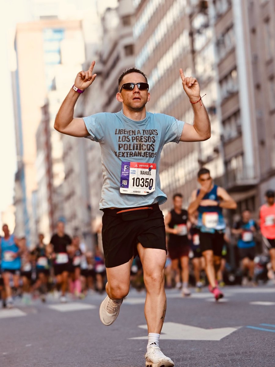nahuollag's tweet photo. 42K. Hoy volví a correr por ellos.

A pesar de las adversidades, siempre sonrío. Y con una sonrisa vuelvo a pedir por quienes todavía no pueden levantar la voz.

Corro con angustia, con pensamientos, preguntándome si estarán bien, si mejoraron sus situaciones. Jamás me olvido de ustedes, hermanos. Fueron muchas horas y muchos días de charla, de compartir y de darnos aliento.

Como lo dije una vez: estoy libre, pero mis pensamientos no siempre lo están. Siempre los tengo presentes en mi recuerdo.

Espero que termine pronto ese calvario y que también llegue ese momento para tantos venezolanos que llevan demasiado tiempo esperando.

42 kilómetros, pero los pensamientos estuvieron con ustedes en cada uno. 🇦🇷🇻🇪