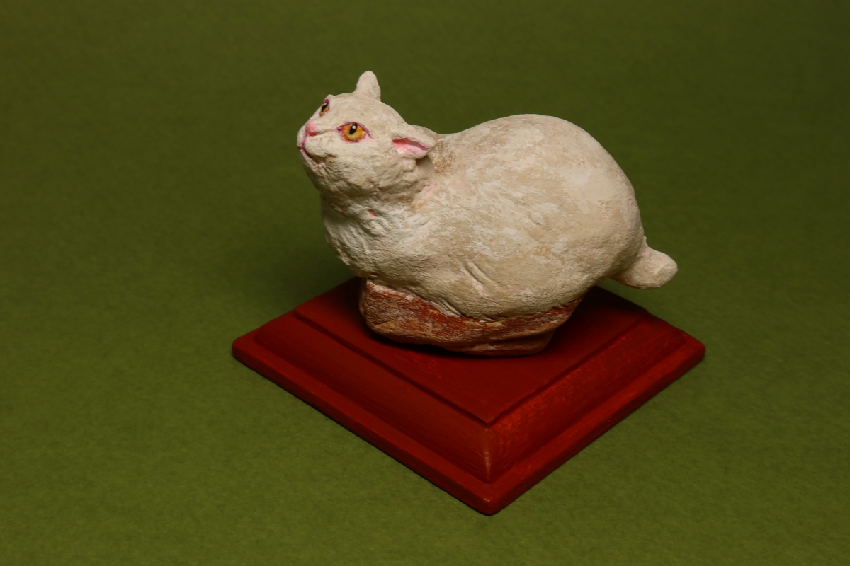 TagamiYuichi's tweet photo. いつもご覧いただきありがとうございます。

完成品のご紹介。　タイトルは"ジャストフィット"。

小���な箱を見つけて無理やり入り込み、満足げな猫さん。本人が満足なら問題なしです。

石塑粘土(ラドール)造形、アクリルガッシュ塗装。

#造形 #粘土 #猫 https://t.co/e5GrUAjSyP