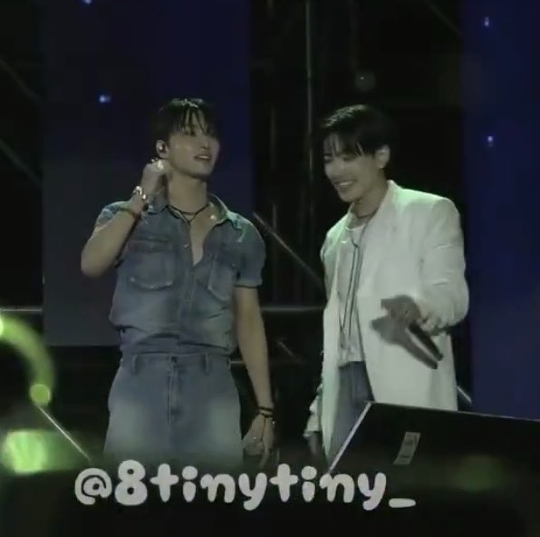 pyeongmars's tweet photo. hj looked down before he did the subtle move as if to make sure he really touched sh’s palm… lord they’re getting serious, i bet this isn’t even a joke anymore… https://t.co/VlBOPzHZ5F