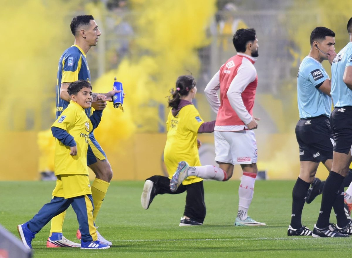 deerrece's tweet photo. Angelito entrando de la mano con el guachín qué estaba vendiendo camisetas junto a su papá y fueron robados por motochorros leprosos.
Esto es Central: familia, barrio, trabajo, amor por los colores. 
Orgulloso de nuestro capitán. https://t.co/FbaLO7JSel