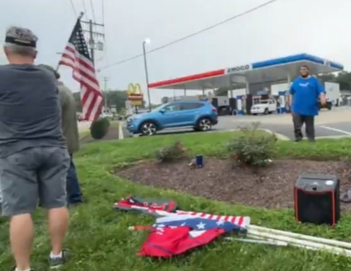 Kim43688549's tweet photo. So many #Flagcodeviolations so little time
#Waymaker iykyk https://t.co/CQdGxAv6qu