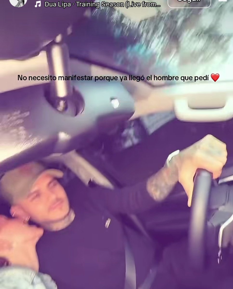 cuentadelgato's tweet photo. El hombre que manifestó...estaba casado, lo descubrieron, la negó, le dijo que tenía olor, le dijo que era MONCHA, luego le contó a un amigo por audio que era la tabla del uno, por lo facil que fue cogersela de vuelta, cuando la Mujer le dijo que no lo perdonaba más! 
El hombre que manifestó tiene cara de fastidio cada vez que se saca una foto con ella, el hombre que manifestó la hace vivir permanentemente bajo la sombra de su ex mujer (mismos viajes, misma ropa, misma decoración, misma dinámica familiar, mismas sabanas) el hombre que manifestó la uso de modelo una navidad para que la ex viera que la casa estaba decorada con todos los adornos que ella misma había comprado años atras....Si sigo ya me da lastima jajaja mejor paro ahí..😂