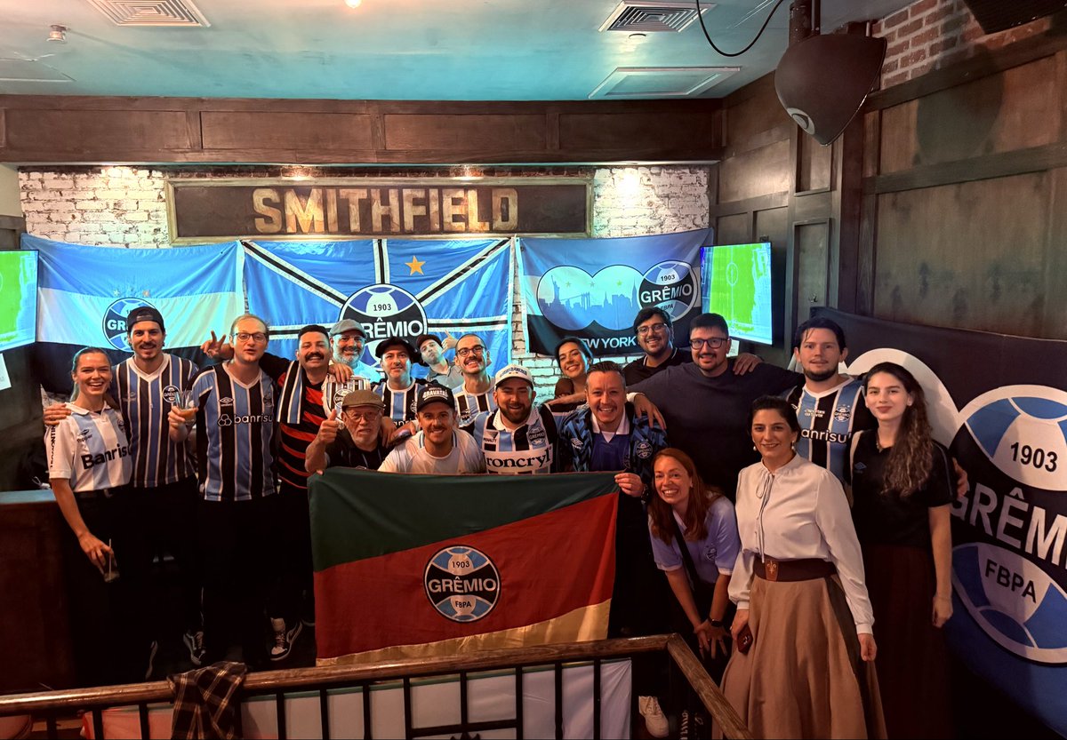 gutogaelzer's tweet photo. Nova York segue sendo MUITO @Gremio 🇪🇪🗽 https://t.co/WXJ2hNeNy9