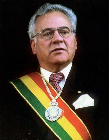RCalasich's tweet photo. Así se hace política: con propuestas
LA LUCIDEZ DE GONI
Probablemente fue el presidente más lúcido que tuvimos al finalizar el siglo XX e iniciar el XXI. Dio proyección al valiente viraje de Víctor Paz Estenssoro, quien enfrentó al estatismo que él mismo había inaugurado en 1952, y comenzó a sentar las bases de una República liberal.

No hubo tiempo. La clase política no dio el salto necesario para abandonar el nacionalismo estatista y quedó sepultada junto con la crisis del estatismo, que sería aprovechada por el #SSXXI para apuntalar al masismo.

A los 96 años, Goni no deja de aportar. Su propuesta de CPE es avanzada; su llamado a reconstituir el sistema de partidos y a recuperar la unidad nacional pone luz en semejante penumbra, porque señala el camino para enfrentar la salida de la podredumbre del Estado Plurinacional masista que hoy administra el desgobierno de Paz.

Así se hace política, no fabricando otro caudillo ni vendiendo la imagen de un salvador: Bolivia ya está harta de hombres providenciales.