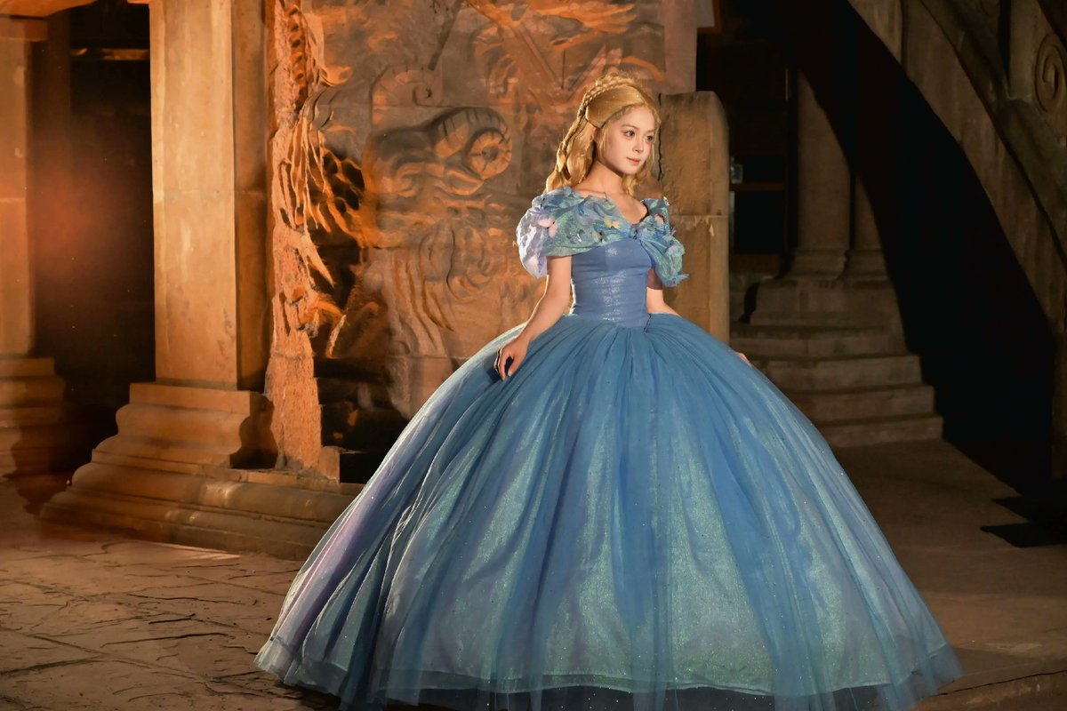 cinderelladres's tweet photo. そして、今日は台風が接近してきてるし、直径145cmの7段パニエに実写版シンデレラのドレスを着たら、ドレスが捲れあがってパンチラし放題かも💕雨嵐に巻き込まれて、雨に打たれたいい女になって、世の男性の皆さんを虜にしたいわ💋‍私のドレスで興奮して欲しいの👗 #シンデレラ #実写シンデレラ #Dハロ https://t.co/uGeCSNr204