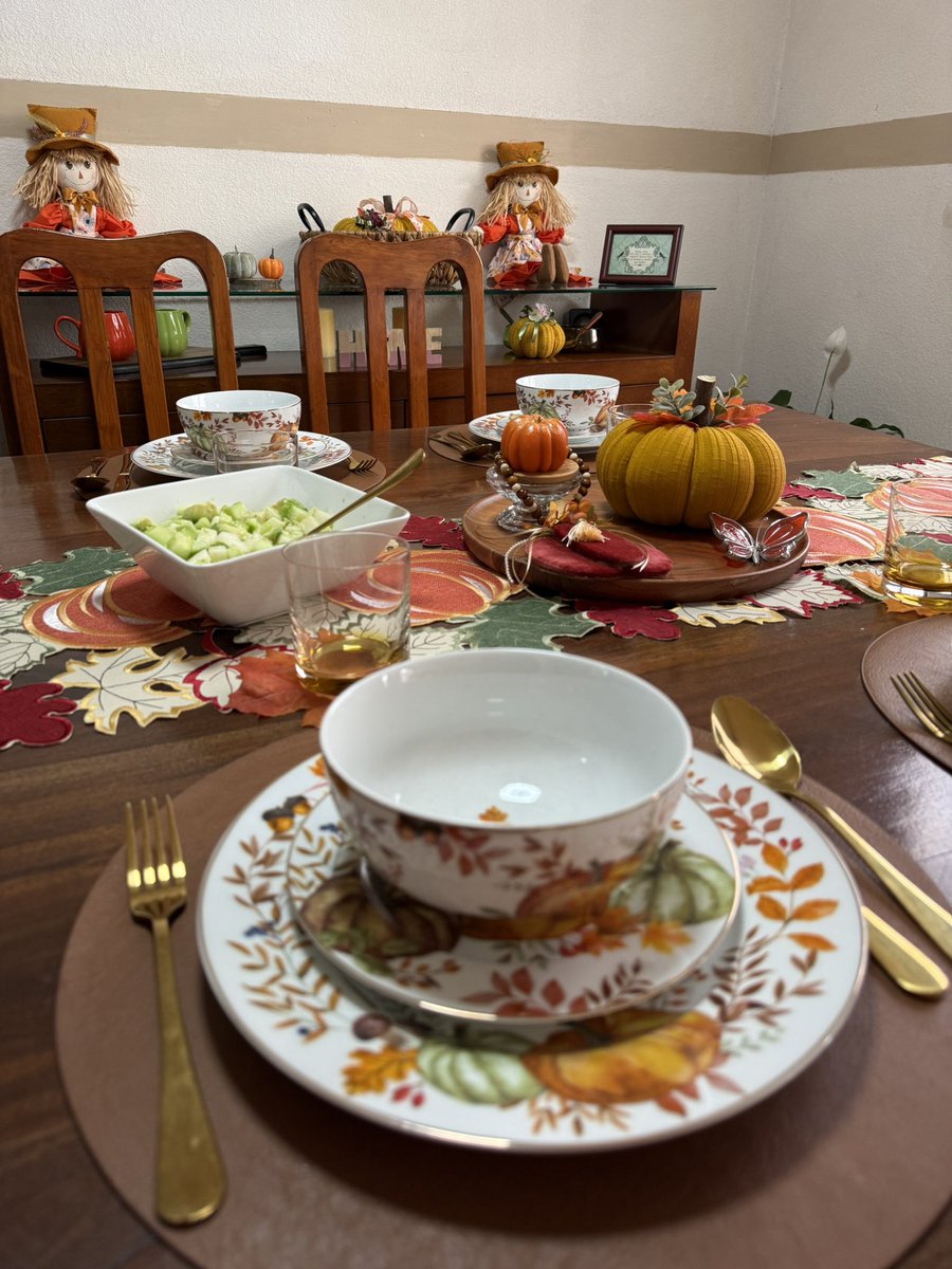 lupita_mancer's tweet photo. Los domingos se come tarde en esta casa, así que si gustan…apenas vamos a empezar 🤤#MiCasaEsTuCasa 💖🍁🍁🍁 https://t.co/bmdb5Zsce9