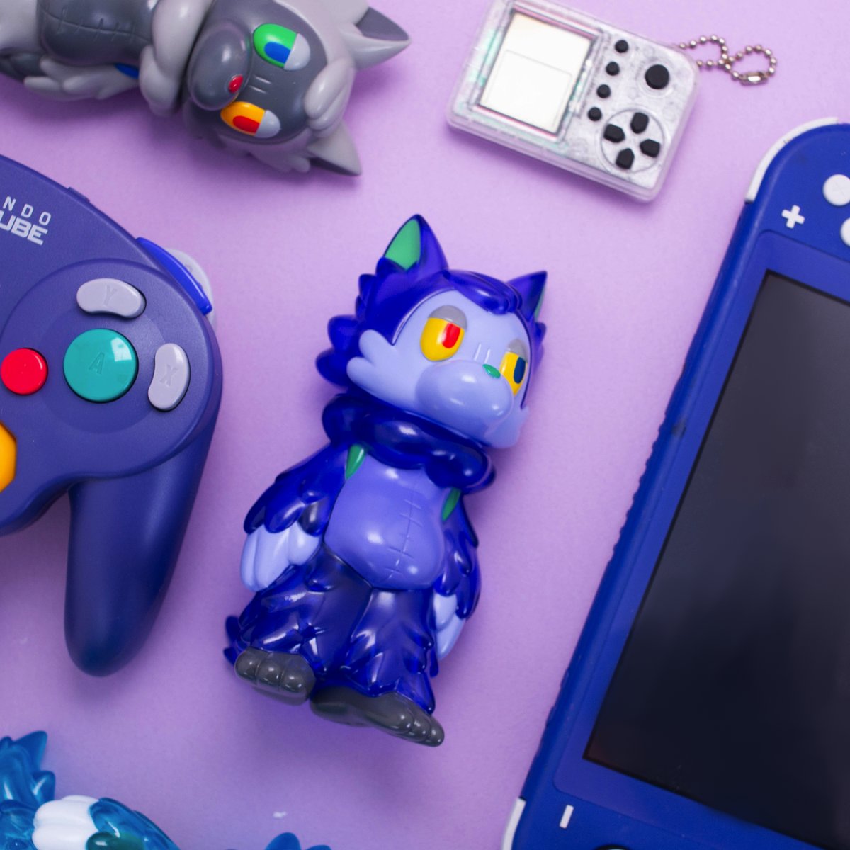 mokuseiap's tweet photo. 今回のソフコンではソフビは
🆕おおかみくん GAMECOLOR PURPLE
🎮おおかみくん GAMECOLOR GRAY
🐦‍⬛おおかみくん モノクロver.
🐺おおかみくん スタンダード
👻ニセおばけ　ブラック

５種類を販売予定です！��しくお願い致します(∩´｀)∩ https://t.co/BZKwFf8ho3