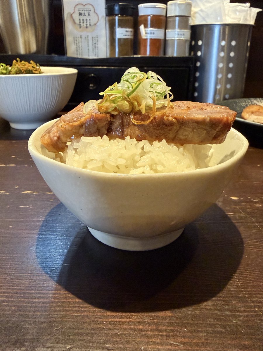 korahmen0929's tweet photo. ラーメンこころ　#菊川市

重ね出汁中華そば（醤油）

鶏、豚、魚介の旨味を丁寧に重ねた上品な味わいの重ね出汁🐓🐽🐟

いつも魚とか豚中心に炊いてる割に鶏、炊くのめっちゃ上手いけどどっかで炊いてた経験でもあるんかなww

重ね出汁ならではの旨味の押し寄せ方が玉乱っ🤩 https://t.co/Ss653qyyCp