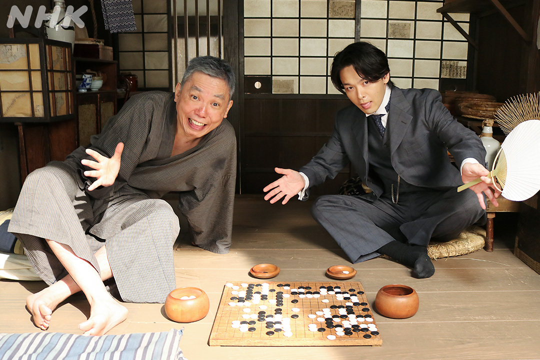 asadora_nhk's tweet photo. 平蔵の長屋を訪れた柳生。
シーン終わりの #風薫るオフショット はこんなことに。

中村倫也さんはこのシーンについて
「おもしろかったです。太田さんはさすが、色気があるなぁと思いました」と話していました。

👇平蔵と柳生の囲碁対決
https://t.co/6oKBaoIPHM

#朝ドラ #風薫る
太田光 https://t.co/6PGSi77Ah4