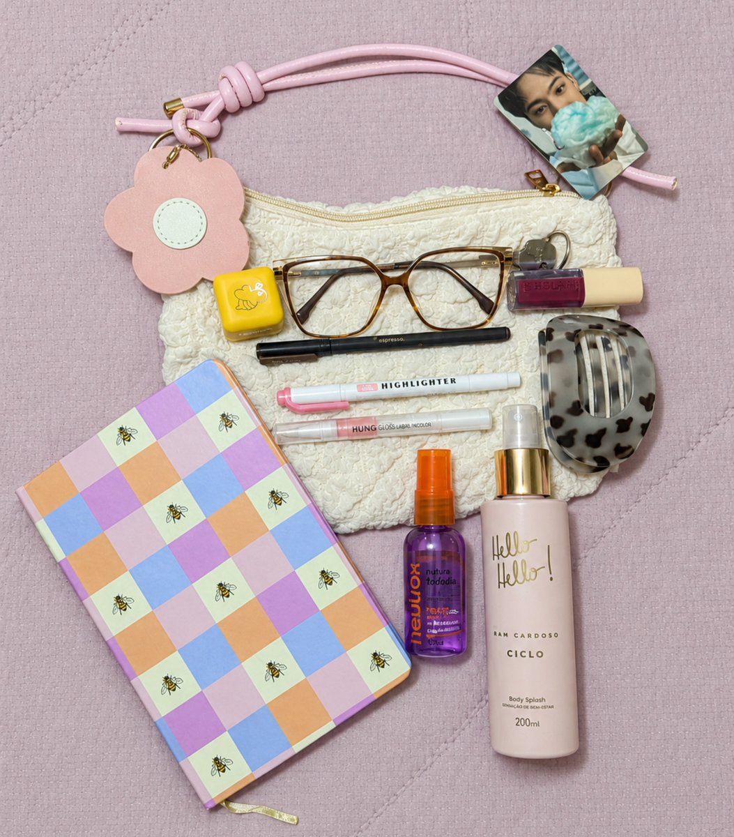 jaebeona's tweet photo. what is on my bag today ✨��� https://t.co/sm3hduGZzv
